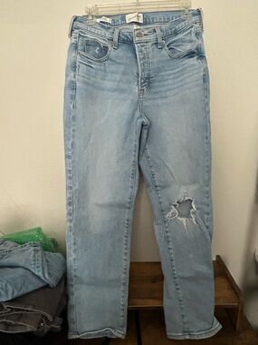 Universal Thread Light Blue Distressed Straight-Leg Jeans Women’s size 10R